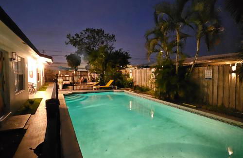 Prime Location Gateway with Pool & Patios, Near Beaches, Groceries and Restaurants - Photo 50