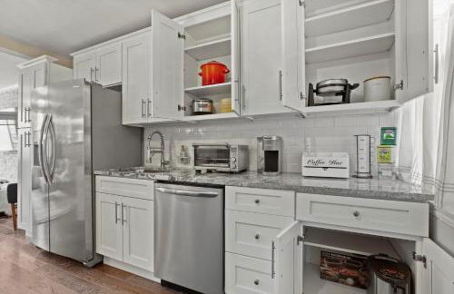Charming 4BR with Private Patio and Historic Row Downtown - Foto 9