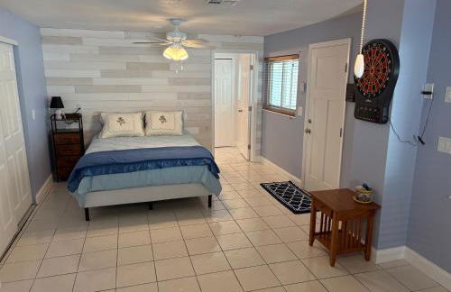 Waterfront home with pool and gameroom! - Foto 45