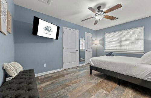 Luxurious Home with Huge Pool - Photo 29