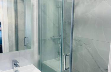 Newly Refubirshed House, Ideal for group Stay- 5 En-suite beds, close to Heathrow & 5 mins from Hayes Stn - Elizabeth Line - Foto 9