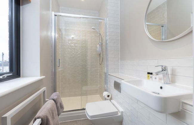 Elliot Oliver - Stylish Loft Style 2 Bedroom Apartment With Parking - Photo 16