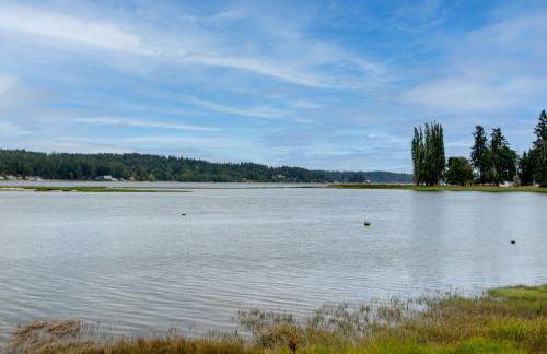 Waterfront Allyn Home with Fire Pit and 2 Kayaks! - Foto 52