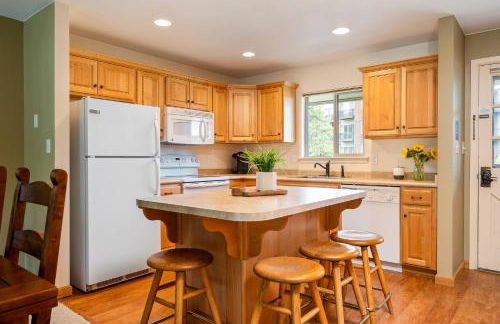 Ski Town Hideaway | Fireplace + Walk to Downtown - Foto 3