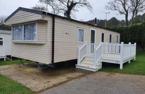Cozy 3 bedroom Caravan, Sleeps 8, at Parkdean Newquay Holiday Park - Foto 6
