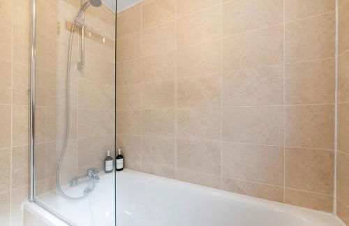 Peaceful Crouch Hill Flat by MoreThanStays - Foto 7