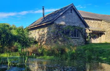 Escape to an Idyllic Countryside Couple's Retreat - Photo 2