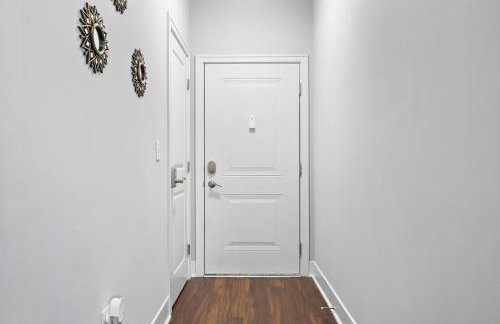 2BR Balcony Suite Gym & Pool Downtown at CityWay - Foto 14