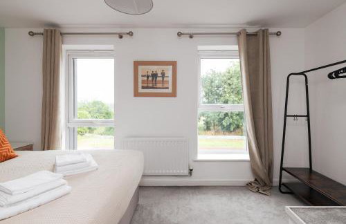 4 Bedroom House By Humming Nest Short Lets & Serviced Accommodation Milton Keynes With Free WiFi & Parking - Foto 18