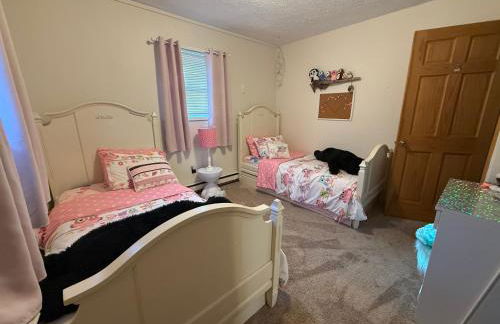 WOW!! Ultimate Pocono Retreat Hot Tub, Game Room, Fire Pit, Near Lakes & Hiking! - Foto 27