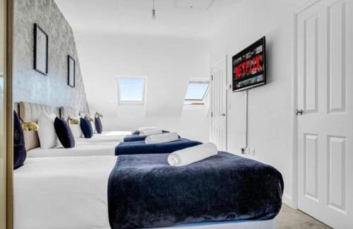 City Centre 3 Bedroom House Sleep upto 9 Guests with Garden and Parking - Foto 40