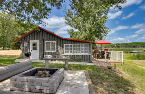 Lakefront Motley Cabin with Private Deck and Dock! - Foto 1