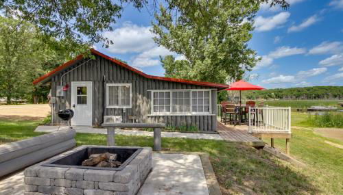 Lakefront Motley Cabin with Private Deck and Dock! - Foto 1