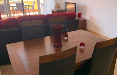 Luxury 2 bedroom 2 bathroom South facing second floor apartment - Foto 12