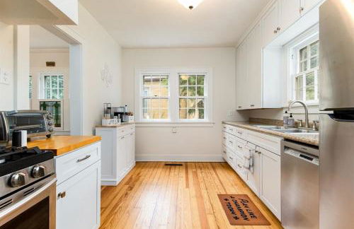 Clover Retreat - 3B 2BA Home 1 mi to ND - Foto 12