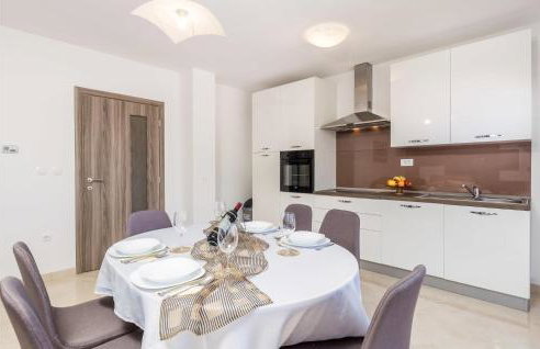 2 Bedroom Lovely Apartment In Viskovo - Photo 18