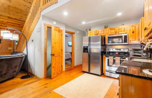 Amazing Creek View Cabin w/ Hot Tub, Firepit & Pool Table - Foto 40