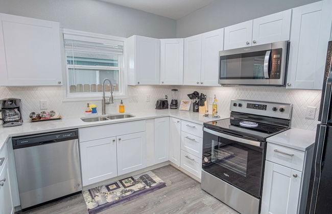 Newly Remodeled 4BR 2BA Near Amazing Downtown - Photo 12