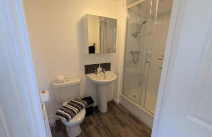 Large Modern House with Private Parking - Foto 112