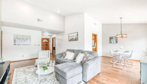 Stylish 3BR/2BA Retreat w/ Pool! Dream Getaway - Foto 4