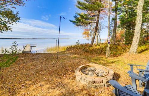 Dock and Fire Pit Lakefront Cottage in Gould City! - Foto 20