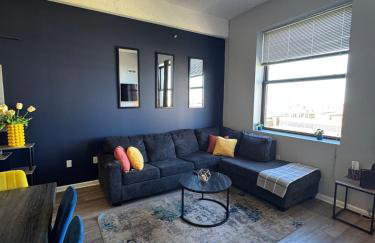 King-Bed Loft - Free Garage Parking - Full Kitchen - Foto 4