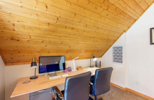 Gateway to Crater Lake! Resort Retreat with Pool - Foto 25