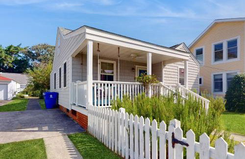 Dog-friendly cottage across from the water in a walkable neighborhood - Foto 24