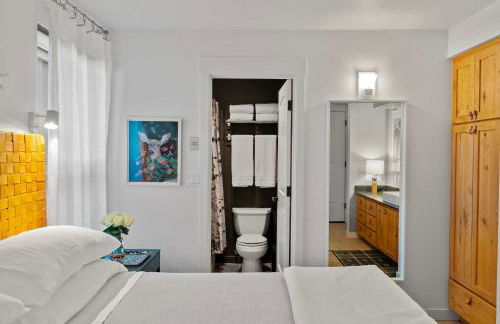 Chic Bend Condo with Fireplace and Forest Views! - Foto 18