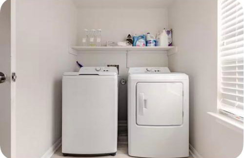 Modern 4BR Retreat, Fast WiFi, Parking, Less than 15 mins from Austin - Foto 2