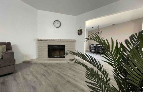 Entire Modern House with King bed & 65inTV - Foto 10