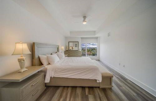 Luxury Waterfront Penthouse with Amenities and Services - Foto 15