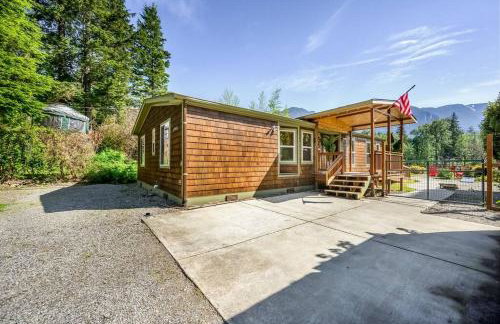 Riverfront Paradise w/ Hot Tub--Little River House - Foto 13