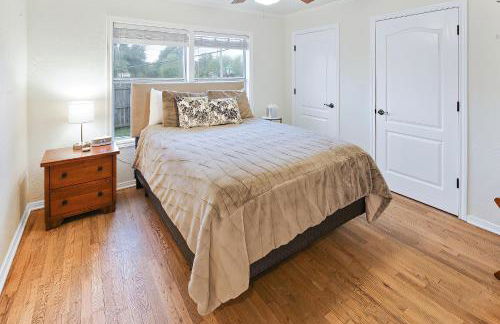 Adorable Southside ATM Cottage with Bikes, Pets OK - Photo 8