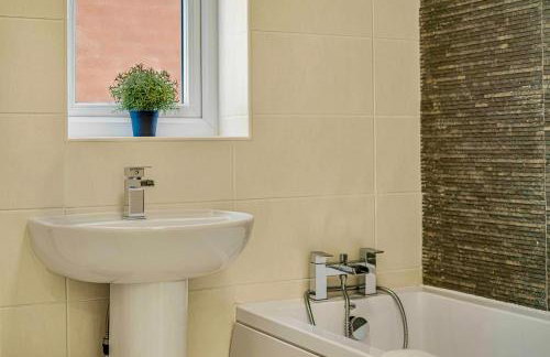 Spacious 4 Bedroom Warrington House with Free Parking Perfect for Contractors, Families and Business Guests - Foto 17