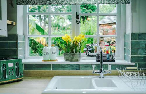 Beautiful Cozy Cottage in Sandbach by 53 Degrees Property, Sleeps 4 with FREE Parking - Photo 7