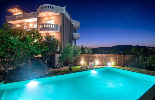 Majestic Villa - Photo 44