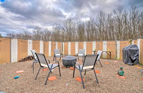 Private Hot Tub and Fireplace Poconos Home! - Foto 2