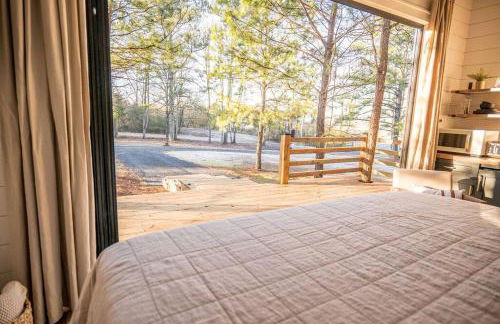 Luxury tiny house with hot tub and private deck! - Foto 8