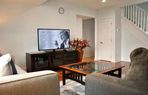 Stylish 4-Bedroom Full House. Plenty of Parking! - Foto 3