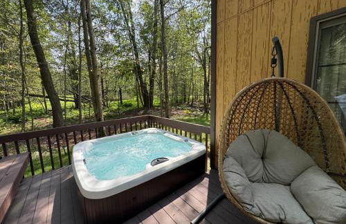Pocono Hideout Family Home with Hot Tub Deck Sunroom Pool Big Bass Lake Larsen Lake Gouldsboro Clifton Township - Foto 1