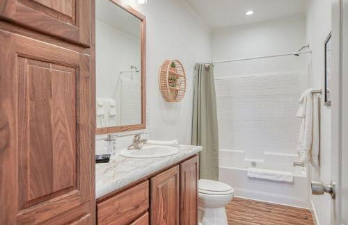 2 BR King Bed Hot Tub AC Near Jackson - Foto 22