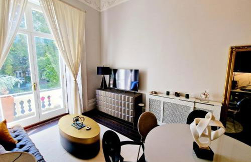 Stunning Hyde Park Home with Private Balcony & Lift Elevator Access - Foto 16