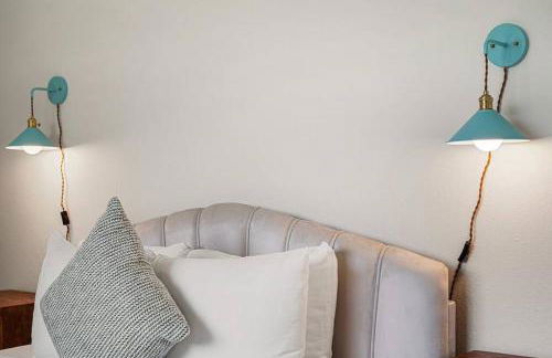 Charming 2BR Coastal Getaway in Pacifica - Photo 21