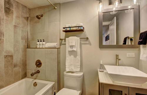 Little Blue Bungalow on Boise's Bench, Pet Friendly, Fully Fenced yard with doggie door! 2 miles from BSU, 5 minutes from Downtown Boise, Desk and workstation for remote workers, 2 TV's large walk-in closet, Good for mid-term stays - Foto 33