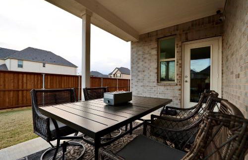 Luxe Living 4-bedroom with fireplace & game room - Photo 19