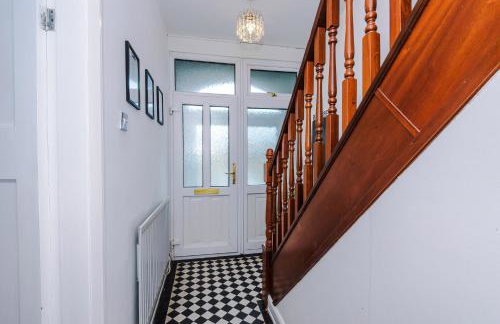 The Lyme Lounge - Contemporary & Stylish 3BR Home - Sleeps 7 with Parking & Wi-Fi - Perfect For Business or Work Stays - By Parydise Properties - Foto 18