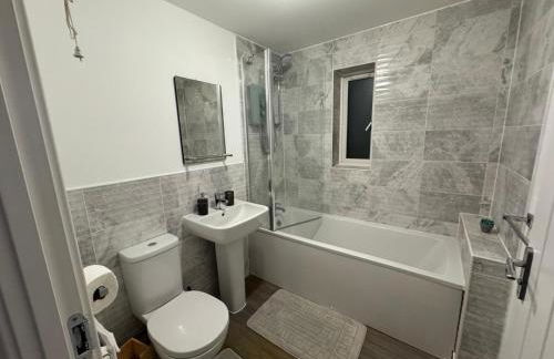 Spacious New 5 Bedroom Home in Swindon - Foto 4