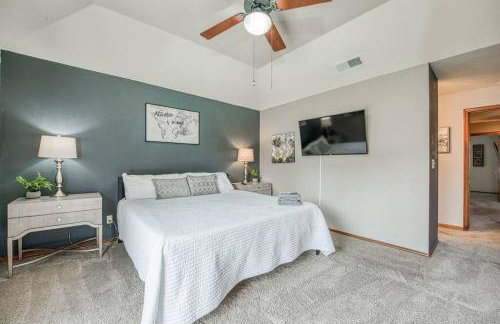 Stylish 3BR/2BA Retreat w/ Pool! Dream Getaway - Foto 36