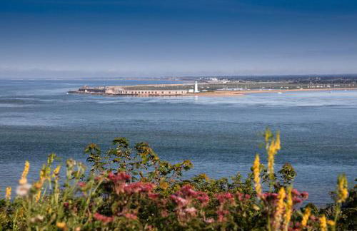 Fort Victoria Cottages - Sea View Cottage - Photo 7